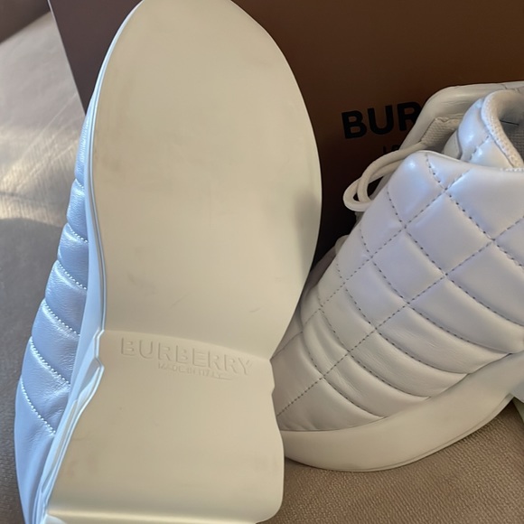 Authentic Burberry Low top Trainer on Rubber Sole Sneaker - Picture 10 of 13